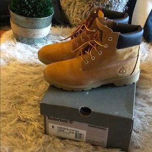 Kids Wheat Timberland boots. Sz 6. Fits women’s 8